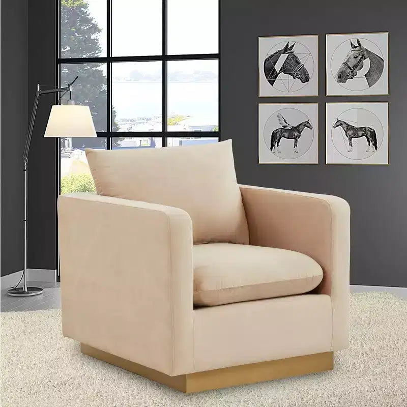 Fauteuil d'appoint en velours Nervo, rembourré avec cadre en acier inoxydable doré, design moderne pour salon, bureau et salle d'attente.