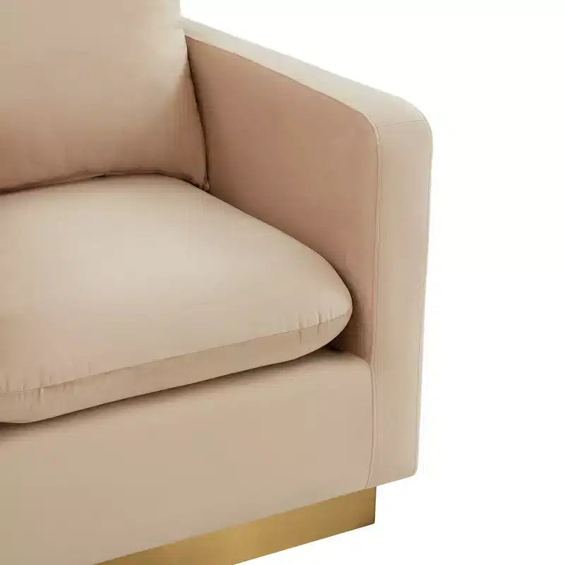 Fauteuil d'appoint en velours Nervo, rembourré avec cadre en acier inoxydable doré, design moderne pour salon, bureau et salle d'attente.